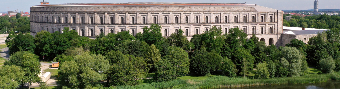 Blick auf die Kongresshalle vom Großen Dutzendteich