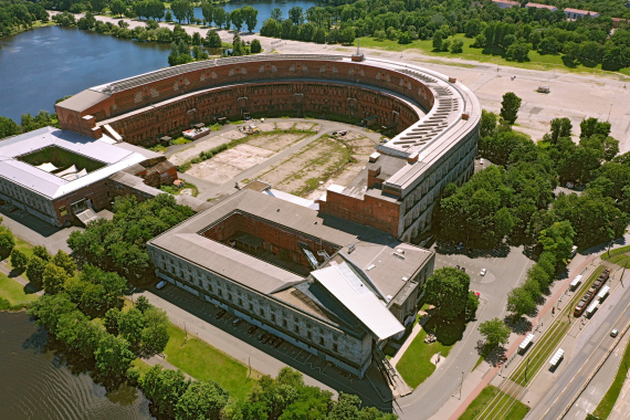 Kongresshallenrundbau mit Dokumentationszentrum und Nürnberger Symphonikern (Kopfbauten)