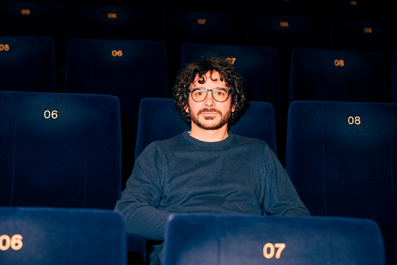 Bild © Simeon Johnke Johannes Felder sitzt in einem leeren Kinosaal, Bild © Simeon Johnke