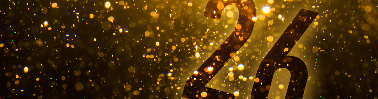 Große schwarze Zahl 26 vor golden glitzerndem Hintergrund, Bild © pandaclub23 / stock.adobe.com