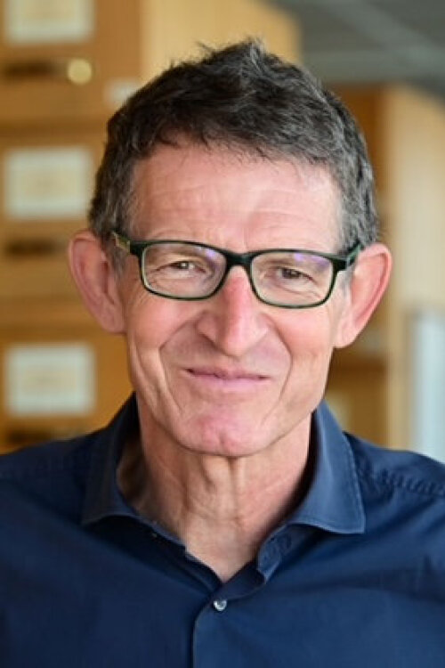 NN-Chefredakteur Michael Husarek im Bildarchiv des Verlages VNP (Karteikästen mit Schwarz-Weiß-Abzügen) © Hans-Joachim Winckler