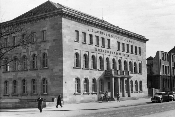FOTO:  VNP-Archiv Motiv:  historisch,  Erstersch. 20. Juni 1996 in den Betriebsnachrichten, gesp. 2023, Nürnberg, Marienvorstadt, Nürnberger Nachrichten, Verlag Nürnberger Presse, Verlagsgebäude, Marienstraße 11, Stadtansicht, Außenansicht, Architektur, Sandsteinfassade, Fassadenwerbung, Alltagsszene, Passanten, Kfz, historisch, 1950er Jahre.