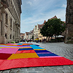 Patchwork-Installation vor dem Nürnberger Rathaus