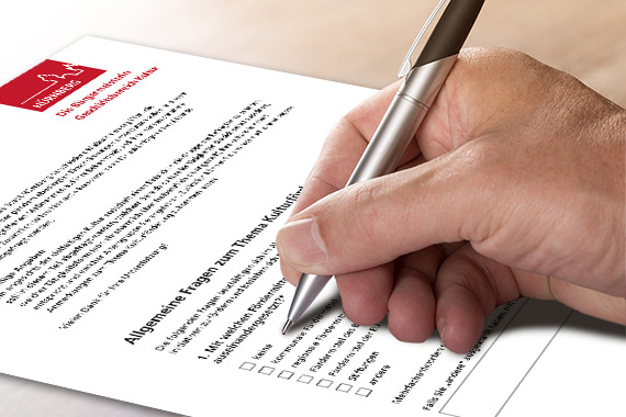 Jemand füllt einen Fragebogen aus