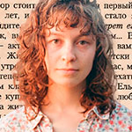 Portrait einer jungen Frau vor einer russischen Zeitung
