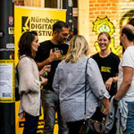 Besucherinnen und Besucher bei der Eröffnung des  Nürnberg Digital Festivals