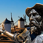 Statue von Don Quixote vor Windmühlen