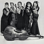 Fünf Frauen mit ihren Musikinstrumenten