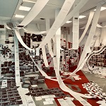 Raum mit hängenden Papierbahnen