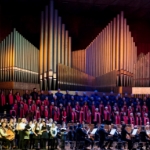 Chor und Orchester vor einer großen Orgel