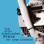 Eine Frau trägt eine Schreibmaschine unter dem Arm