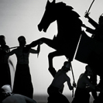Schattenhaftes Theater mit Reitern und Kriegern
