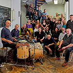 Die Mitglieder des Borgo Ensembles stehen um ein Schlagzeug herum