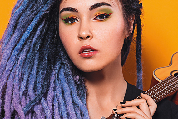 Eine asiatische Frau mit violetten Rastalocken