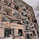 Vom Krieg zerstörtes Wohnhaus mit hineingezeichneten Figuren