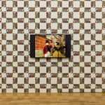 Ein Bildschirm hängt auf einer Wand mit einer Tapete, mit einem sich wiederholenden Muster