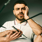 Blick von unten durch eine zerbrochene Glasscheibe auf einen Mann