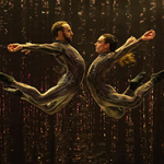 Zwei Ballett-Tänzer springen in der Luft aufeinander zu