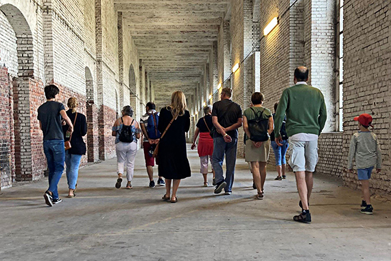 Besucherinnen und Besucher im Säulengang der Kongresshalle