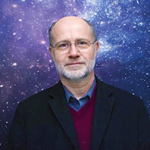 Ein Mann steht vor einem Sternenhimmel