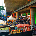 Viele Zeltstände, Besucherinnen und Besucher unter der Theodor-Heuss-Brücke beim Brückenfestival