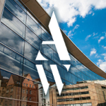 Fassade des Neuen Museums vor einem blauen Wolkenhimmel