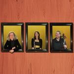 Zwei Musikerinnen und ein Musiker schauen jeweils aus einem Fenster in Form eines Bilderrahmens