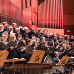 Ein Chor vor einer großen Orgel
