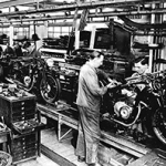 Fließbandarbeit bei der Endmontage im Zündapp-Werk 1935