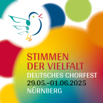 Bunter Hintergrund mit Farbverläufen und Kreisen, stilisierte singende Vogelgrafik oben links, daneben der Text: „Stimmen der Vielfalt – Deutsches Chorfest. 29.05.–01.06.2025 Nürnberg“.