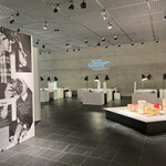 Großformatige Textprojektionen in deutscher und englischer Sprache („Ich hatte nur eine vage Ahnung“) auf einer weißen Wand in einem modernen, hellen Ausstellungsraum mit weiteren Exponaten, Fotos und Texten über Albert Speer.