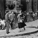 Eine junge Frau 1951 in Florenz, umringt von Männern