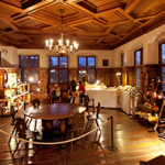 Beleuchtete Stände in einem Prunkzimmer im Stadtmuseum im Fembo-Haus.