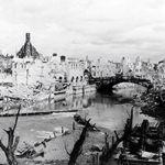Zerstörte Nürnberger Altstadt von der Pegnitz aus gesehen, 1945