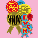 Mehrfarbiges Plakat mit bunten, sternförmigen Abzeichen auf rosa Hintergrund. Darauf in großen Buchstaben: „THE BEST SHOW EVER“. Zusätzlich ein blaues Abzeichen mit Datumsangabe „01.11.25–22.02.26“.