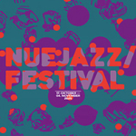 Große bunte Schrift in Rot und Lila mit dem Text „NUEJAZZ FESTIVAL“ vor türkisfarbenem Hintergrund mit lila und roten Kreisen. Unten in Weiß: „17. Oktober bis 4. November 2025“.