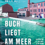 Backsteinfabrik mit Schornstein trifft auf türkisfarbenes Wasserbecken, das wie ein Meer wirkt. Großtext: „Buch liegt am Meer“. Hinweis auf einen offenen Tag am 6. Juli 2025 von 11:00–20:00 Uhr, Veranstaltungszeitraum vom 1.–6. Juli.