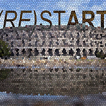 Die Nürnberger Kongresshalle mit der Aufschrift „(RE)START“ auf dem Dach, umgeben von Bäumen und gespiegelt in einem ruhigen Gewässer im Vordergrund. Das Bild ist stark im Mosaikstil verfremdet.