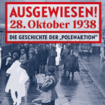 Eine Menschenmenge auf nasser Straße vor einer Straßenbahn in Berlin der 1930er Jahre; einige Personen weiß hervorgehoben. Großtext: „AUSGEWIESEN! 28. Oktober 1938 – Die Geschichte der „Polenaktion“.