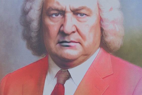 Gemälde eines älteren Mannes mit grauweißer Lockenperücke und ernstem Gesichtsausdruck, bekleidet mit einem farbintensiven Anzug in Orange- und Pinktönen, weißem Hemd und roter Krawatte vor neutralem Hintergrund.