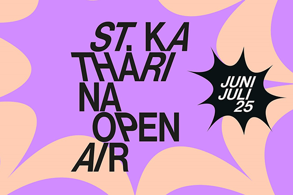 Schwarze, dynamisch versetzte Großbuchstaben verkünden „ST. KATHARINA OPEN AIR“ vor einem abstrakten Hintergrund aus apricotfarbenen organischen Formen auf lilafarbenem Grund.