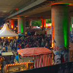 Viele Zeltstände, Besucherinnen und Besucher unter der Theodor-Heuss-Brücke beim Brückenfestival