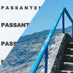 Foto mit diagonaler Bildteilung: mittig steinerne Treppe mit blauem Metallgeländer vor felsiger Berglandschaft und blauem Himmel, links weiße Flächen mit mehrfach wiederholtem Schriftzug „PASSANTEN“.