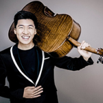 Ein Musiker trägt einen Kontrabass über der Schulter