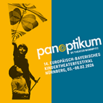 Zwei Kinder halten einen bunten Drachen vor einem orange-blauen Hintergrund mit dem Text 'Panoptikum by Theater Mummpitz. 14. Europäisch-Bayerisches Kindertheraterfestival Nürnberg, 03.–08.02.2026'.