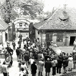 Schwarz-weiße Aufnahme einer Menschenmenge im Innenhof von Schloss Almoshof
