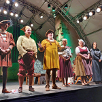 Die Hans-Sachs-Spielgruppe beim Schlussapplaus in einer Reihe auf der Bühne