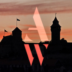 Silhouette der Kaiserburg Nürnberg vor einem orangefarbenen Himmel bei Sonnenuntergang. Darüber das Logo des Art Weekends Nürnberg.
