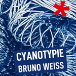 Nahaufnahme eines cyanotypischen Drucks mit vielen Knoten und Schnüren sowie dem Text 'CYANOTYPIE BRUNO WEISS'