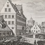 Schwarz-weiße historische Zeichnung eines Platzes mit Fachwerkhäusern, einem Stadtmauerturm, Holzstapeln und einer Pferdekutsche